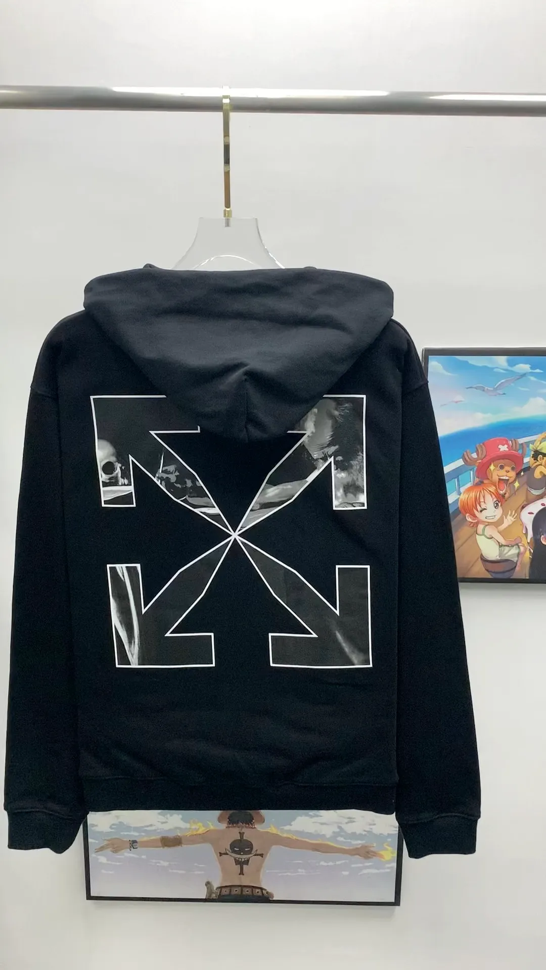 Real shot video on the back——【New】Top tested version OFF-WHITE OW Caravaggio's classic religious male and female couple star's same style pure cotton hooded sweatshirt. This short-sleeved one is made of 460g heavy double-ply double yarn terry fabric. The front and back printing is with thermoset ink and digital direct injection technology, which is clear and delicate and perfectly restored. This black and white religion is not at the same level of difficulty as the 21 color religions. You should know that color graffiti can use multiple colors to present a three-dimensional sense of the picture, but the black and white version cannot. Because there are only black and white, only the transition between black and white can bring out the three-dimensionality of the picture, just like a sketch. In terms of color scanning, multiple manual adjustments are required, and the direct inkjet head also needs to be debugged. If these delicate tasks are not done, it is impossible to restore the essence of ZP. Only when the color transition is smooth can you make a good print. Coupled with the original fabric + a new custom-woven collar label, it can be called the top version. Size: XS-L Color; Black P:390